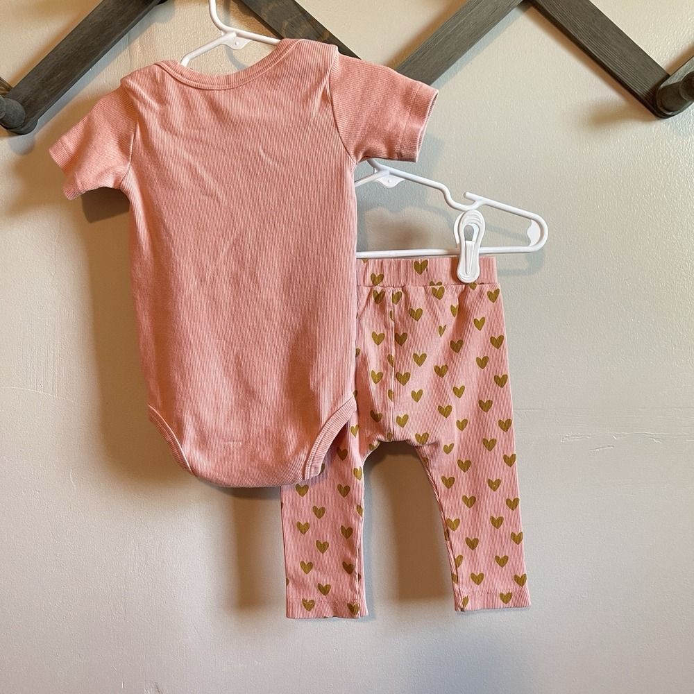 Kate Quinn 2 pc Gold Hearts on Peach Bodysuit & Pants | Organic Cotton | 12-18m - Picture 5 of 5